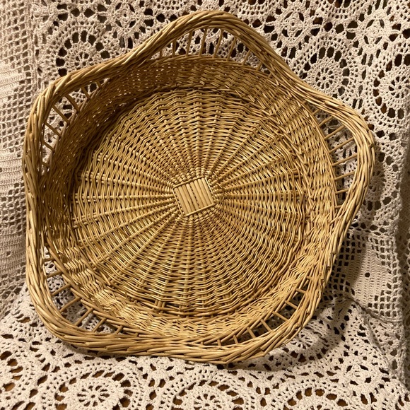 Large Blonde Wicker Woven Basket With Unique Border - Picture 1 of 13